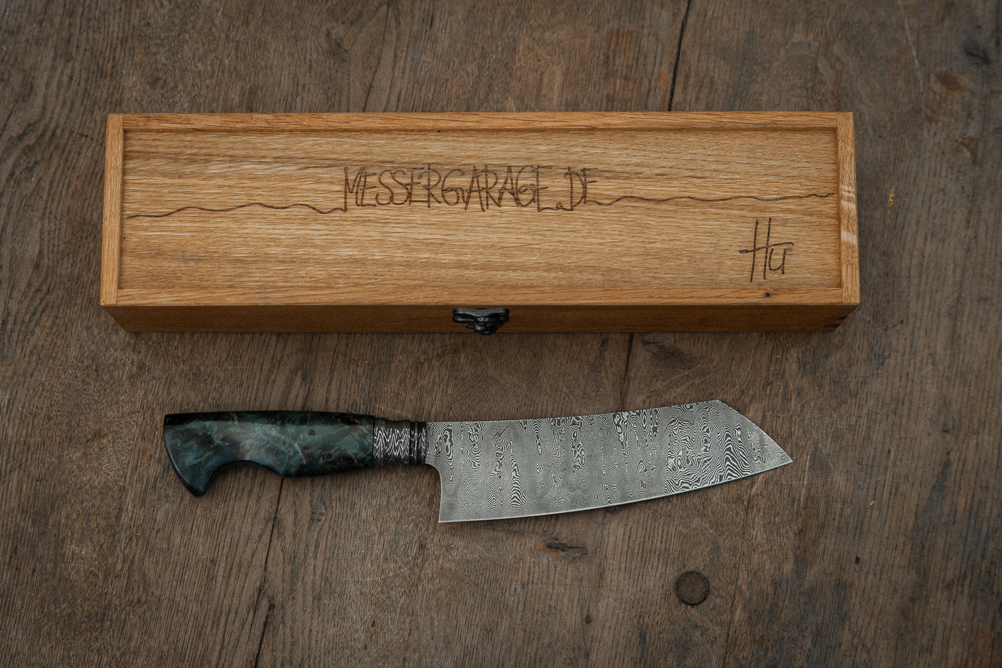 Santoku mit Zwinge aus Explosionsdamast (blau stabilisierte Pappel)