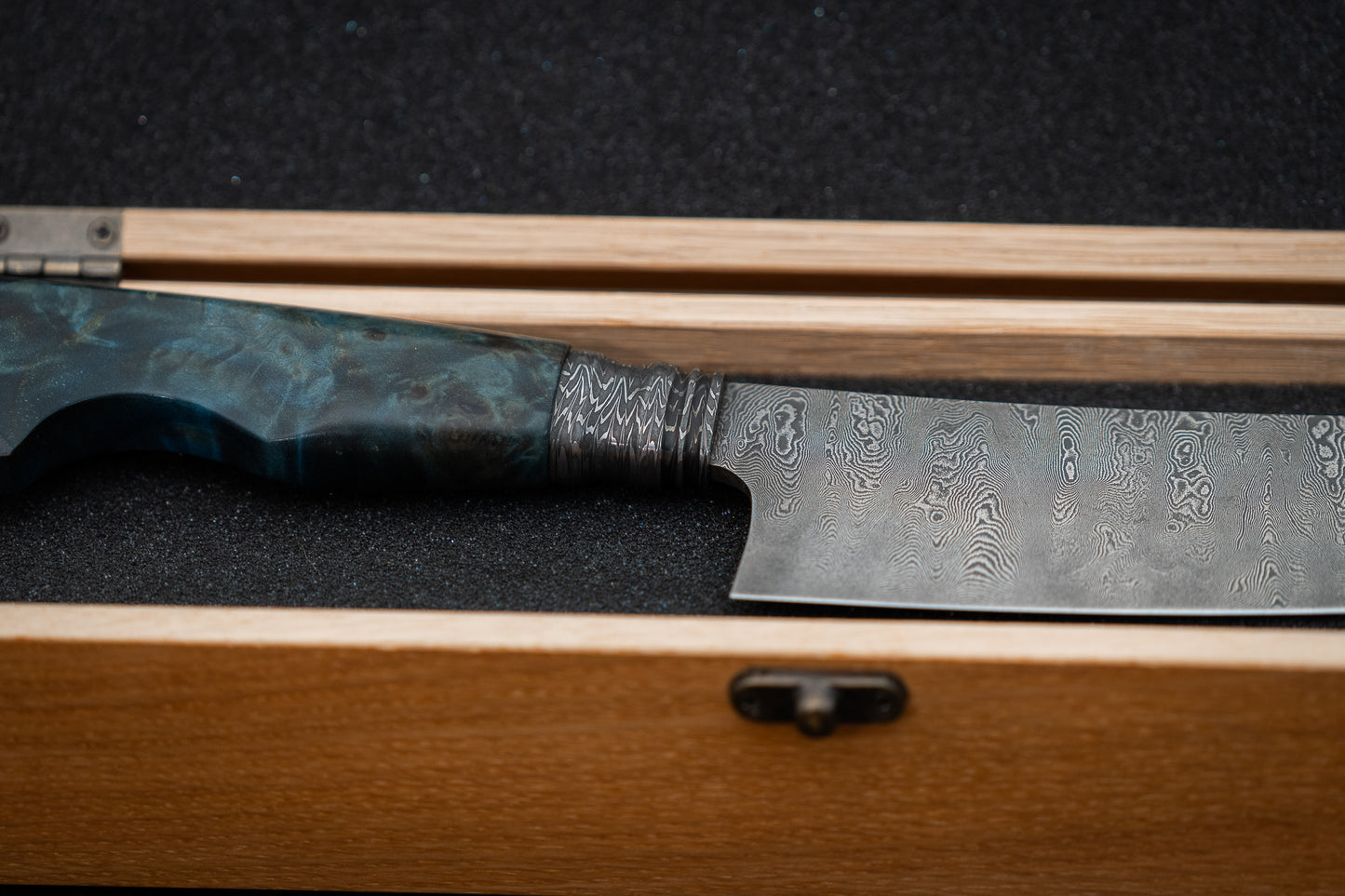 Santoku mit Zwinge aus Explosionsdamast (blau stabilisierte Pappel)