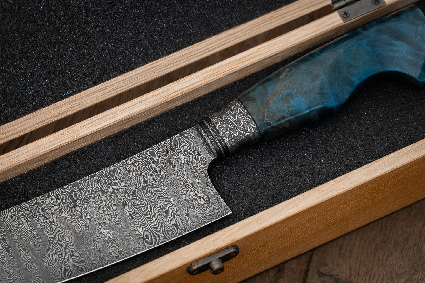 Santoku mit Zwinge aus Explosionsdamast (blau stabilisierte Pappel)